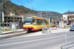 AVG Triebwagen Nr. 840 + 906 haben den Bahnhof von Bad Wildbad verlassen und begeben sich nun auf Die Straenbahntrasse zum Kurpark.