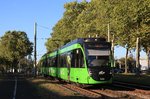 Karlsruhe Tw 930 bei Knielingen mit einer Werbung für Ökostrom, 29.09.2016.