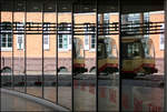 Dreifach -     Ein Zug der Stadtbahn am Rondellplatz in der Innenstadt von Karlsruhe.