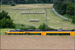 Versteckt inmitten Felder und Wiesen -    Ein Karlsruher Stadtbahnzug südlich von Ubstadt.