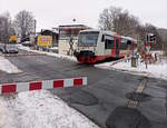 VT 515 der City - Bahn Chemnitz bei der Fahrt durch den Bahnhof Neuoelsnitz in Richtung Stollberg (Sachs); aufgenommen am 28.01.2023 am Bahnübergang Pflockenstraße (km 5,7)