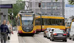 Die Autos auf der Bundesstraße 27 und 39 müssen warten - 

... bis der Stadtbahnzug auf der S42 an der Haltestelle Theater nach rechts in die Allee abgebogen ist. Interessant bei solchen engen Kurvenfahrten die Neigung des Wagens nach außen.

Heilbronn, 16.07.2024 (M)