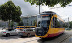 Während der hintere Wagen - 

... des ca. 74 m langen Stadtbahnzuges (hier AVG 964 + 958) gerade die Haltestelle Harmonie Hafenmarktpassage verlassen hat, erreicht der vordere Zugteil (links) schon die Haltestelle Harmonie in der Moltkestraße.

Normalerweise fährt die Linie S42 nicht über diese Eckverbindung in Richtung Öhringen, sondern in die entgegengesetzte Strecke durch die Heilbronner Innenstadt zum Hauptbahnhof. Da derzeit Bauarbeiten auf dem Hauptbahnhofvorplatz stattfinden, die Haltestelle wird dreigleisig ausgebaut, sind die Linien so verknüpft.

16.07.2024 (M)