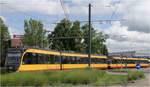 Durch das Grün des Kreisverkehrs - 

... fährt die Stadtbahn-Doppeltraktion kurz vor erreichen  der Haltestelle Hans-Rießer-Straße.

Einen Umweg durch das Heilbronner Industriegebiet fahren die Stadtbahnen der Linie 42 von Neckarsulm her. So werden die dortigen Arbeitsplätze angebunden. Will man aber in die Heilbronner Innenstadt hat man entsprechend längere Fahrtzeit.

Hinweis: anderes Bild, als das schon mal hochgeladene.

16.07.2024 (M)