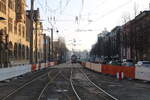 Blick von der Haltestelle Heilbronn Hauptbahnhof / Willy-Brandt-Platz auf die Gleise der Mehrsystembahn Richtung Neckarturm, am 05.02.2025.