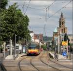 Blick über die Haltestelle  NeckarTurm am Kurt-Schumacher-Platz  in Richtung der Heilbronner Innenstadt.