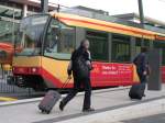 Zielstrebige Reisende am Heilbronner Bahnhofsvorplatz auf dem Weg zur Strassenbahn.