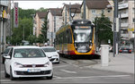 Autos und Stadtbahn -    Ein Stadtbahnzug steht an der Haltestelle Theater an der viel befahrenen Weinsberger Straße (B27, B39) und wartet auf seine Weiterfahrt.