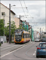 Einseitig eigener Bahnkörper -    Die Paulinenstraße ist in Fahrtrichtung Norden Einbahnstraße für den Autoverkehr auf der B27.