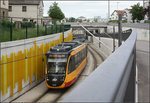 Blick in das Trogbauwerk -    Im Hintergrund die im Vergleich zur Strecke nach Schwäbisch Hall-Hessental etwas tiefer liegende Brücke der Strecke Heilbronn - Neckarsulm.