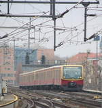 Nummer 65 der Berliner S-Bahn hat als S7 (Potsdam Hbf - Ahrensfelde) die Steigung fastüberwunden und erreicht den Berliner Hauptbahnhof.

Berlin Hbf, 14. Dezember 2016