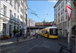 Doppelter Nachschuss -    Während auf der Berliner Stadtbahn ein S-Bahnzug in Richtung Friedrichstraße unterwegs ist, wird gleich eine Flexity Tram die Bahngleise unterqueren und bald die