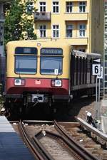 BERLIN, 23.06.2019, S8 nach Pankow bei der Ausfahrt aus dem Bahnhof Ostkreuz