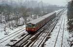 Kurz vor dem Bahnhof Yorckstraße befährt ein 275-Halbzug im Januar 1981 die Nord-Süd-S-Bahn.