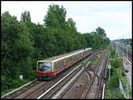 S 3 zum Ostbahnhof fährt hier am 30.5.2007 in Berlin Karlshorst ein.
