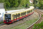 S -Bahn Berlin BR 484 002 A/483 während einer Testfahrt und kurz vor der Einfahrt in den Bahnhof 'Heidelberger Platz'. Berlin im Mai 2020. 