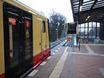 Das Ziel stets im Blick!

Damit das Ziel lesbar bleibt, habe ich das Bild vertikal gespiegelt, es herrscht kein  Linksverkehr  ;-) .
Zu sehen eine BR483/484 auf der S47 am Bahnhof  Köllnische Heide  auf dem Weg zur  Hermannstraße .

Seit dem 1.1.2021 fahren die Züge der Baureihen 483/484 von Stadler/Siemens zunächst auf der S47 zwischen Spindlersfeld und Hermannstraße und haben an den ersten beiden Tagen viele Fotografen auf sich gezogen.

Berlin, der 2.1.'21