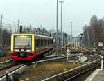 483 002 A auf der S-Bahnlinie S47 bei der Einfahrt im Bhf Schöneweide. An diesem zweiten Betriebstag, seitdem die S47 auf die neue Baureihe umgestellt wurde, traf man drinnen und draußen viele Bahnfans. 2.1.2021, Bhf. Schöneweide