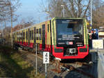 Ich bin's, Deine Neue! Und tatsächlich ist die Liebe der Berliner zu ihrer S-Bahn immer wieder auf harte Proben gestellt worden, und wohl ziemlich verblasst.