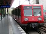 Hier fhrt gerade einer Zug der Baureihe 485 dem Bahnhof Tiergarten aus. Dieses Zug hat als Ziel Schneweide (S9). 