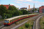 Zwei Fahrzeuge der Baureihe 481 sind als S5 nach Westkreuz unterwegs, 7. August 2022, Berlin Ostkreuz