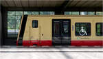 Kantig - 

... die S-Bahnbaureihe 483/484 der Berliner S-Bahn. Um für Personen mit eingeschränkter Sehfähigkeit besser wahrzunehmen sind die Türen schwarz gehalten. 

Westkreuz, 14.07.2023 (M)