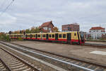 Ein klassisches S-Bahn-Motiv stellt die Einfahrt in den S-Bahnhof Berlin Schöneweide mit dem Stellwerk SWN dar. 484 064 war am 11.11.2023 als S47 auf dem Weg von der Herrmannstraße nach Spindlersfeld.