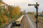 Ein S-Bahn der Baureihe 485 der S-Bahn Berlin, auch Cola-Dosen genannt, ist an ihrem letztem Tag am 12.11.2023 in Neukölln unterwegs.