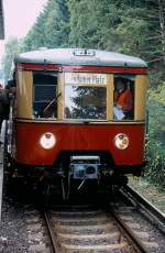 02.09.2007. Hamburg - Feierlichkeiten zum 100-Jhrigen Jubilum der elektrischen S-Bahn in der Hansestadt. Hier waren natrlich auch Fahrzeuge der  Groen Schwester  aus Berlin. Der Traditionszug ET 167 im Bahnhof Poppenbttel. Da in Hamburg die Spannung der Stromschiene 1200 Volt betrgt und diese seitlich bestrichen wird kann diese hier nicht aus eigener Kraft fahren und wurde mit Dieselkraft bewegt