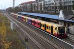 BR 484 075 & 484 040 der S-Bahn Berlin, mit  Berlin  Werbung, unterwegs auf der S46 nach Königs Wusterhausen. Berlin, S-Hohenzollerndamm im November 2024. S 46