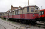 Der 1928 von LHB an die Berliner S-Bahn gelieferte ET der Bauart  Stadtbahn  trug bis zu seiner  Ausmusterung 1991 die Tfz.-Nummer 275 493. Danach wurde er bis zu seiner Verschrottung im S-Bahn-Bw. Berlin Grünau hinterstellt. Dort entstand am 17.04.1994 auch diese Aufnahme.