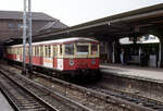 Der Stadtbahner 275 501 am 25.07.1991 in de Berliner S-Bahn-Station Warschauer Straße. Bereits ein  knappes halbes Jahr später wurde der Triebzug in die BR 475 umgezeichnet.