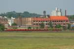 Eine S-Bahn fhrt frh morgens auf dem Sdring am Flughafen Tempelhof vorbei.
(31.05.2008)