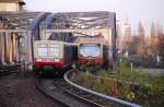 BERLIN, 12.11.2008, links S9 nach Spandau und rechts S42 (Ringbahn entgegen der Uhrzeigerrichtung) haben den S-Bahnhof Treptower Park in Richtung Ostkreuz verlassen