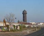 Eine S-Bahn vor dem Wasserturm am Ostkreuz. Neue Fahrzeuge, neue Trassen, neue Straen - aber der Turm bleibt. brigens auch nach der Sanierung des Ostkreuz, denn er ist denkmalgeschtzt. Im Vordergrund sieht man die provisorische Kynaststrae. 31.10.2009