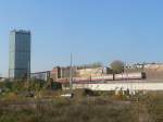 Eine S-Bahn der BR 481 vor dem Allianz-Tower, 31.10.2009