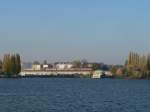 Blick vom Rummelsburger Ufer auf eine S-Bahn zwischen Ostkreuz und Treptower Park, 31.10.2009