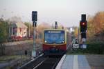 BERLIN, 07.11.2009, S1 nach Oranienburg bei der Einfahrt in den S-Bahnhof Schönholz