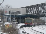 S-Bahn im Betriebsbahnhof Rummelsburg. Auch gut zu sehen der sogenannte  Peoplemover , ein Fahrstuhl, der sowohl Hhen als auch Gleise berwindet. 31.12.2009