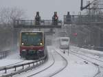 Eine S-Bahn und ein ICE auf der verschneiten Stadtbahn, Berlin Zoologischer Garten. 10.1.2010