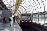 In der lichtdurchfluteten Bahnsteighalle des Bf Spandau steht am 01.05.2009 abfahrbereit S9 nach Flughafen Schnefeld, gefhrt von 485 117.