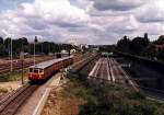 Ein 475/875er-Halbzug nach Lichterfelde Ost in Tegel bei der Ausfahrt-Sommer 1995