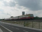 Die neue Kynaststrae ist noch nicht sehr befahren, die gerade im Ostkreuz einfahrende S-Bahn strt sich daran nicht.