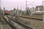 Bahnhof Berlin-Spandau am 02.11.1999 mit einem ICE und einer S-Bahn auf der siebengleisigen  Innovativen Eisenbahnbrcke  ber die Havel.