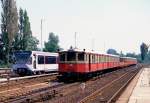 278 111-0 BVG S-Bahn-Materialzug Berlin-Wannsee Juli 1987 - daneben ein 480er in der untypischen Farbe, die sich zum Glck nicht durchsetzen konnte.