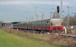 Eine S-Bahn der Baureihe 480 verlsst am 11.04.12 den S-Bahnhof Schnflie Richtung Bornholmer Strae.