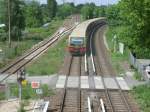 Ein 481 kam,am 12.Mai 2012,aus Richtung Stadt in die Station Berlin Biesdorf.Links die Ostbahn.