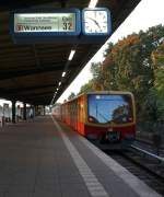 Hier stimmt was auf dem Bf Oranienburg nicht.  Es ist 7:18 Uhr am 30.09.2012 und die 481-482 fhrt auf der Linie S1 nach Berlin-Nikolassee.