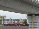 Die Panorama-S-Bahn zwischen Westhafen und Wedding. Oben zu sehen die neue Nord-Sd-Strecke von Gesundbrunnen zum Hauptbahnhof. Fotostandort war die Perleberger Brcke. 8.10.06