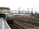 Die Signalbrcke von Berlin Tempelhof. Interessant ist die Mischung aus Formsignalen und alten Lichtsignalen im November 2005. Die neuen Signale fr den Ersatz der Formsignale sind bereits montiert. Am Bahnsteig steht die S 45 zum Flughafen Berlin-Schnefeld.